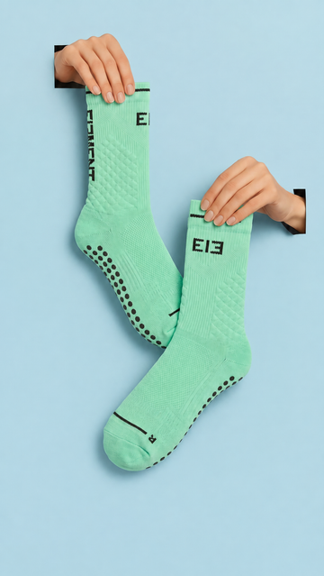 Calcetines antideslizantes Element Sport en fondo celeste