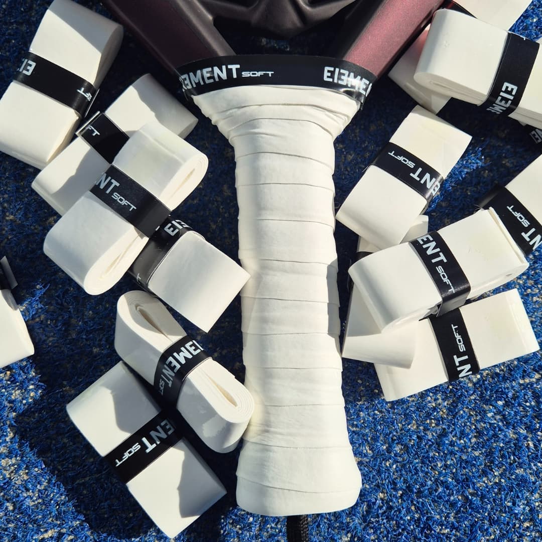 Overgrip Element Soft blanco instalado en el mango de una pala de pádel