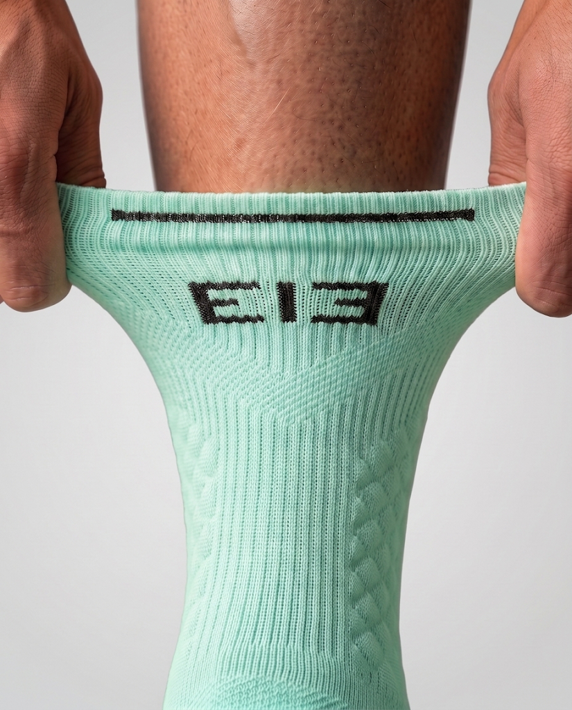 Detalle de la flexibilidad del tejido del calcetín Element Classic color menta