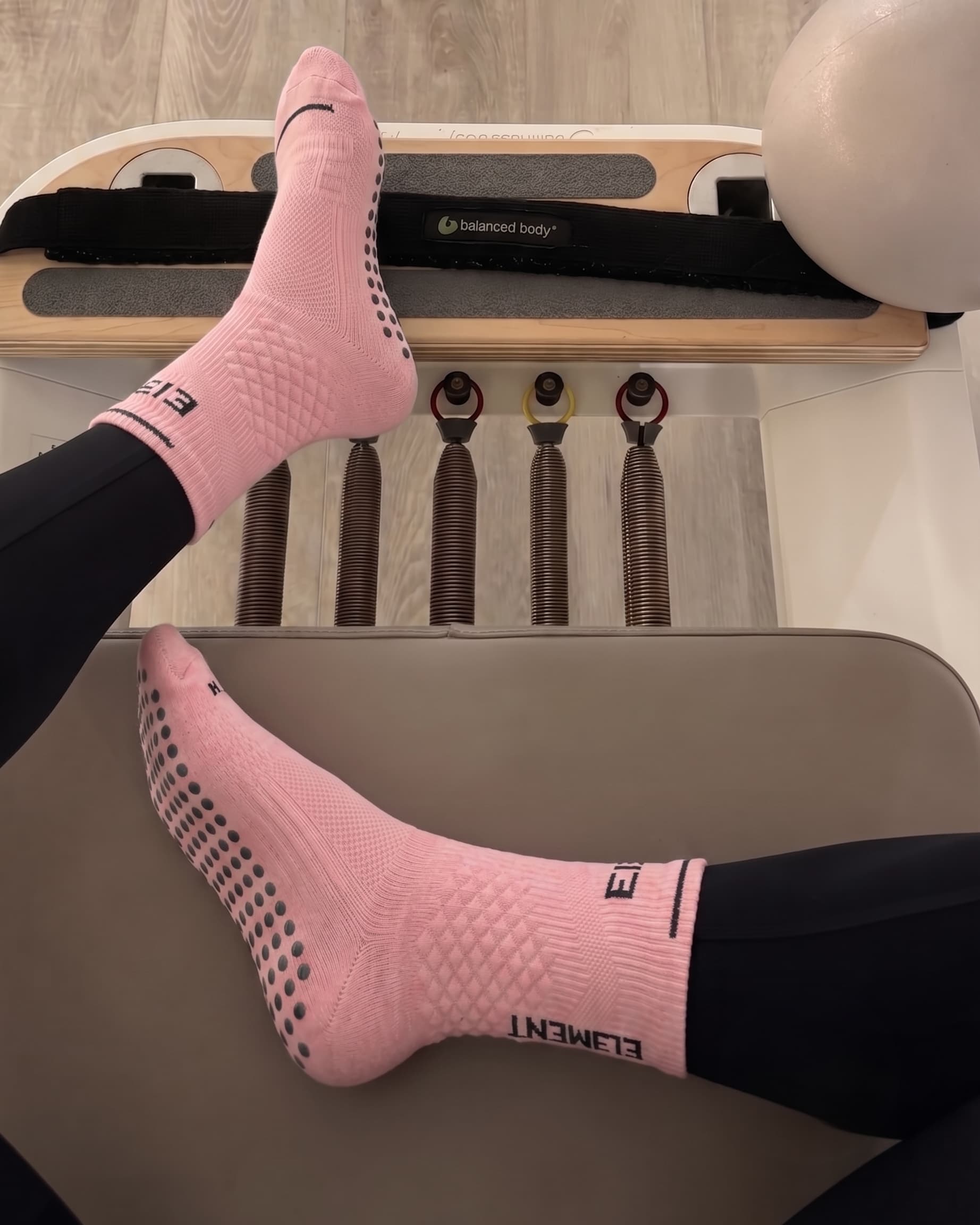 Calcetines Element usados durante una sesión de pilates reformer
